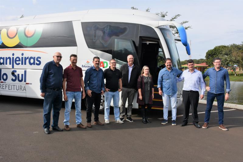 Legislativo Municipal prestigia entrega de veículos para a Secretaria de Transportes